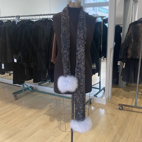 Knitted Scarf with Fur Flare - Picture 1 of 2